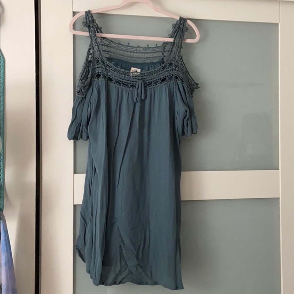 Cute mini dress 👗 cut out shoulders